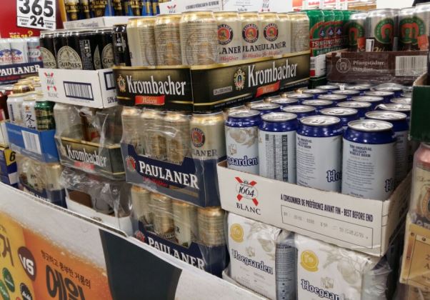 홈술혼술족 증가로 맥주 소비가 늘면서 대형마트에서는 수입맥주 코너가 점차 커지고 있다.ⓒEBN