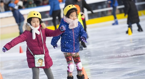 어린이들이 서울광장에서 스케이트를 타며 즐거운 시간을 보내고 있다.ⓒ연합뉴스