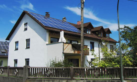 한화큐셀의 고효율 태양광 모듈이 일본 주택에 설치돼 있다. [사진=한화큐셀코리아]