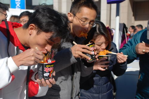 중국에서 삼양식품의 불닭볶음면 먹기 대회가 열리고 있다.