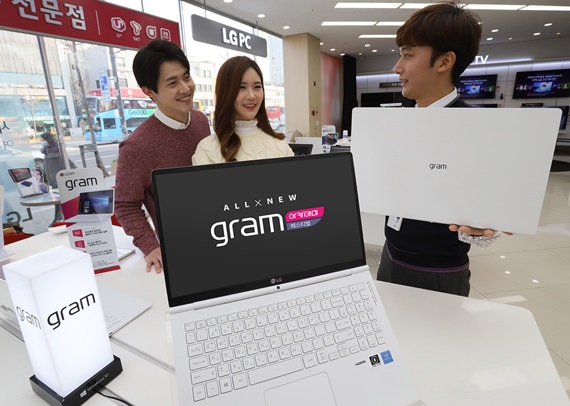 LG전자 모델들이 가전 매장에서 'LG 그램'을 살펴보고 있다. ⓒLG전자