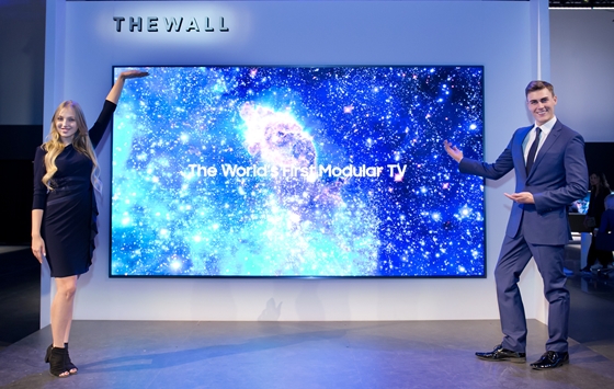 삼성전자는 7일(현지시간) 미국 라스베이거스 엔클레이브 컨벤션 센터에서 세계 최초로 '마이크로 LED 기술'을 적용한 146형 모듈러(Modular) TV '더 월(The Wall)'을 공개했다.ⓒ삼성전자