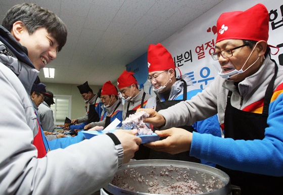 (오른쪽부터) CJ대한통운 차동호 부사장과 신동휘 부사장이 130명의 택배기사들에게 아침식사를 배식하고 있다.ⓒCJ대한통운