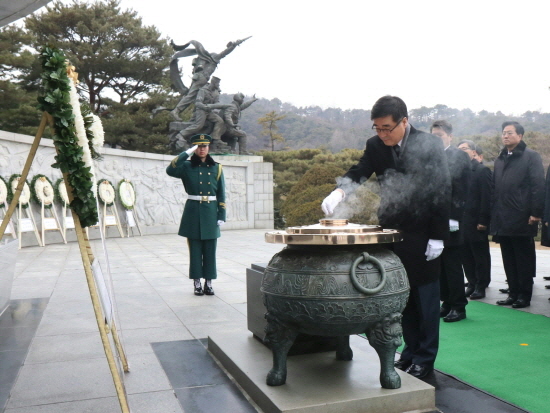 권희원 LIG넥스원 대표이사가 8일 오전 서울 동작동 국립현충원을 찾아 현충탑에 분향을 하고 있다. [사진=LIG넥스원]