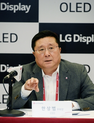 한상범 LG디스플레이 부회장이 8일(현지시간) CES 2018 개막에 앞서 기자간담회를 갖고 OLED 매출 확대 전략을 밝혔다.ⓒLG디스플레이