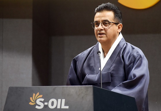 한복을 차려 입은 S-OIL 오스만 알 감디 CEO가 8일 시무식에서 신년사를 통해 새해 경영방향을 발표하고 있다. ⓒ에쓰오일