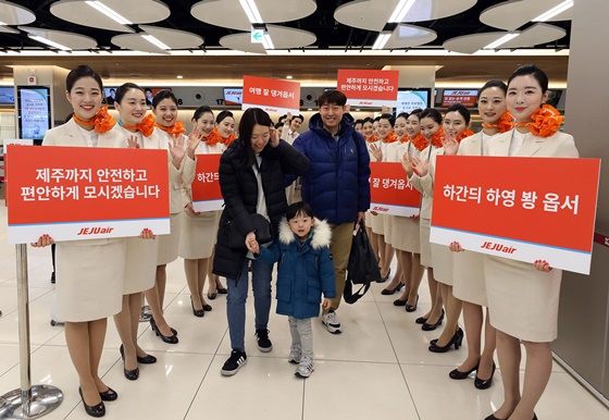 제주항공에서 신입교육을 받고 있는 객실승무원 20여명이 김포국제공항 국내선 발권카운터 앞에서 수속을 마친 후 제주로 향하는 고객들을 배웅하고 있다.ⓒ제주항공