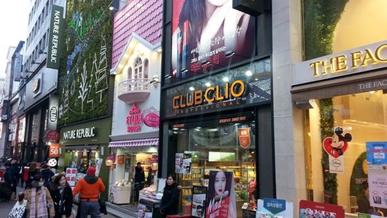 화장품 브랜드숍이 밀집해있는 서울 명동 거리.ⓒEBN