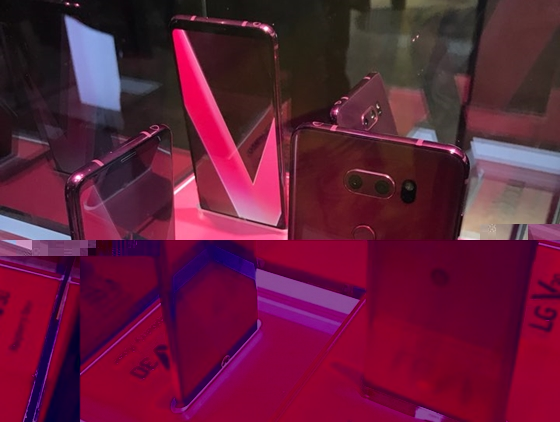 LG전자는 9일(현지시간) 개막한 CES 2018에서 '라즈베리 로즈' 색상의 'V30'을 전시했다.ⓒEBN