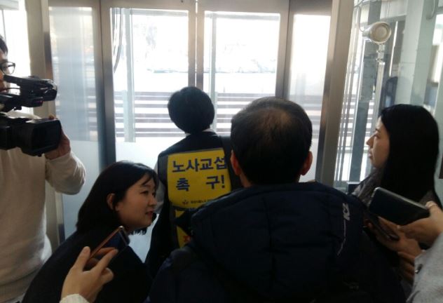 지난 5일 서울 양재동 더케이호텔에서 열린 파리바게뜨 노사 3차 간담회에서 민노총 노조 관계자들이 먼저 협상장을 빠져나가고 있다.ⓒEBN