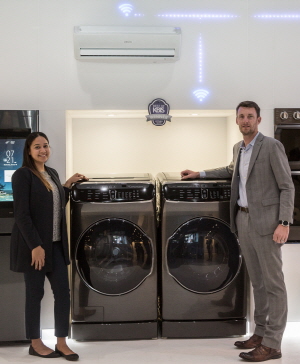 삼성전자 모델이 KBIS 2018어워드 '최고의 주방 제품' 은상을 수상한 플렉스워시 세탁기(좌)와 플렉스드라이 건조기(우)를 소개하는 모습