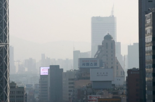 13일 기상청에 따르면 서울의 낮 기온은 영상 5도, 춘천 3도, 대전 7도, 전주 6도, 대구 7도 등으로 예보됐다. 미세먼지로 둘러 쌓인 서울 도심의 모습. 사진=연합뉴스