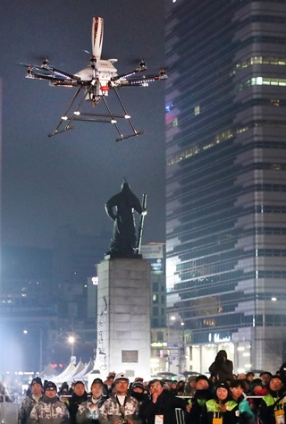 서울 종로구 광화문광장에서 5G 네트워크를 연결한 5G 드론이 성화봉송 퍼포먼스를 진행하고 있다. ⓒKT