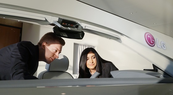 LG전자 직원이 부스에 전시된 디지털 콕핏(Digital Cockpit)을 소개하고 있다. ⓒLG전자