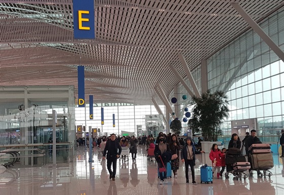 18일 공식 개장한 제2여객터미널에는 여행을 떠나려는 승객들의 발길이 이어졌다.ⓒEBN 이형선 기자.