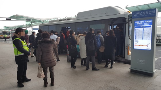 승객들이 T1터미널로 이동하기 위해 무료 셔틀버스에 탑승하고 있다.ⓒEBN 이형선 기자