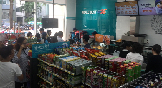 베트남 GS25 1호점 그랜드 오픈 전 진행한 가오픈에서 베트남 고객들이 상품을 구매하고 있다. [사진=GS리테일]