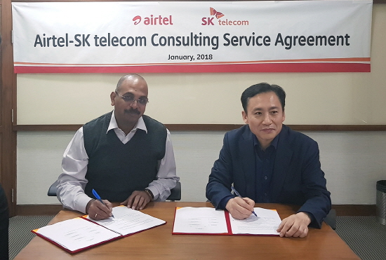SK텔레콤은 인도 바르티 에어텔社와 LTE 네트워크 운용 컨설팅 계약을 체결했다. 사진은 SK텔레콤 심상수 인프라 Biz 본부장(오른쪽)과 바르티社 아베이 사바가온카르 CTO가 컨설팅 계약을 체결하는 모습