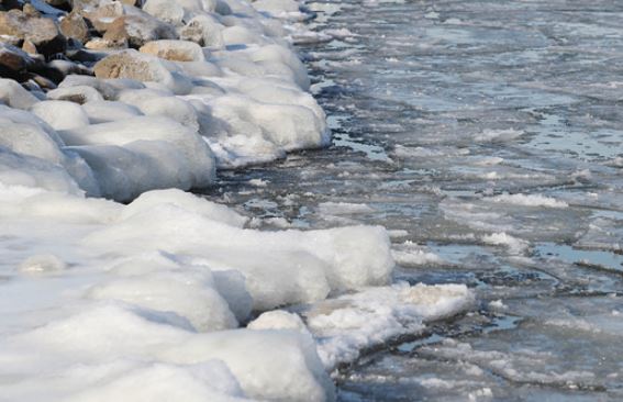 서울 최저기온 영하 15도를 기록한 지난 12일 오전 서울 여의도 한강시민공원 인근 한강이 얼어붙어 있다.ⓒ데일리안DB