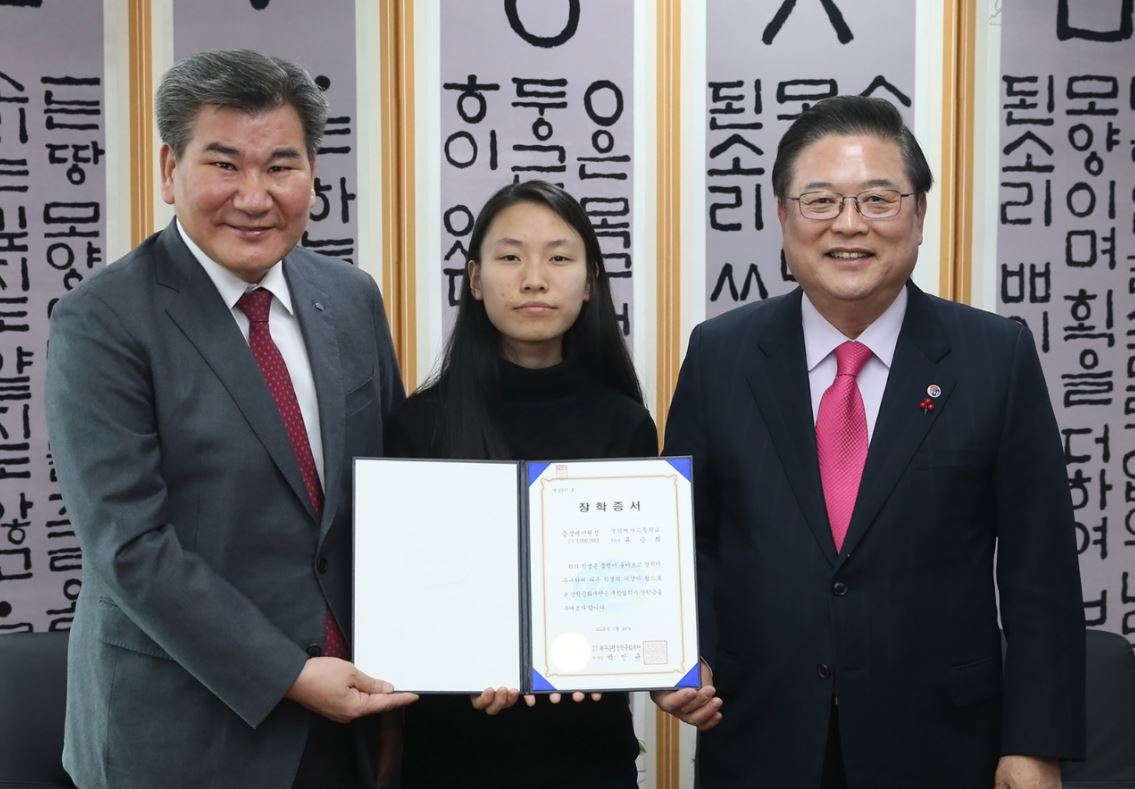 DGB대구은행은 대구광역시교육청에서 2018 수능시험에서 우수한 성적을 거두고 서울대학교 자연과학대 진학 예정인 경덕여자고등학교 류승희 양에게 DGB장학금을 전달했다고 24일 밝혔다.ⓒ대구은행