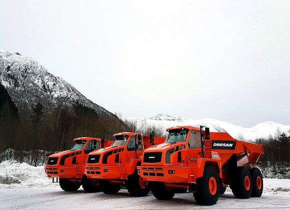 두산인프라코어가 노르웨이에서 굴절식 덤프트럭 20대를 수주했다. 이는 노르웨이 시장 연간 판매량을 한 번에 달성한 것이다.