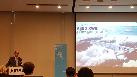 프랑수와 오베 (Francois Obe) A350 마케팅 이사가 30일 김포 메이필드호텔에서 열린 최신예 기종 A350-1000 공개 기자간담회에서 인사말을 하고 있다.ⓒEBN 이형선 기자.