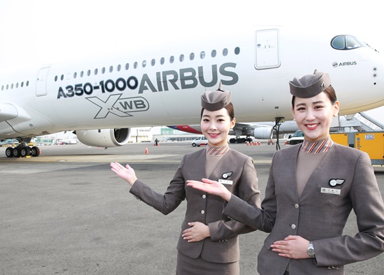 30일 김포공항에서 아시아나항공 캐빈승무원이 A350-1000 항공기를 소개하고 있다.아시아나항공