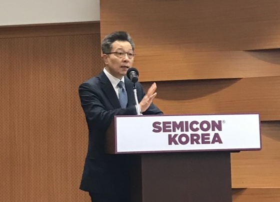조현대 SEMI 대표가 31일 세미콘코리아 2018 기자간담회에서 올해 전시회의 개요를 설명하고 있다.ⓒEBN