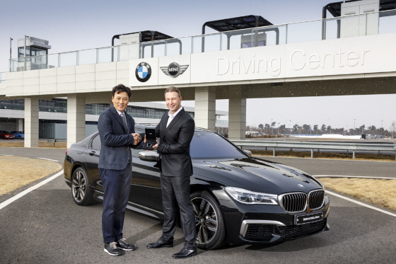 BMW코리아는 지난 30일 '프렌드 오브 BMW(Friend of BMW)'로 선정된 이승엽 씨에게 BMW 최상위 모델인 BMW 뉴 M760Li xDrive가 전달했다.ⓒBMW코리아