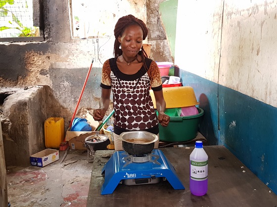 케냐 몸바사 인근 빈민촌 주민이 지난해 11월에 지급받은 저탄소 쿡스토브로 음식을 조리하고 있다. ⓒ삼성전자