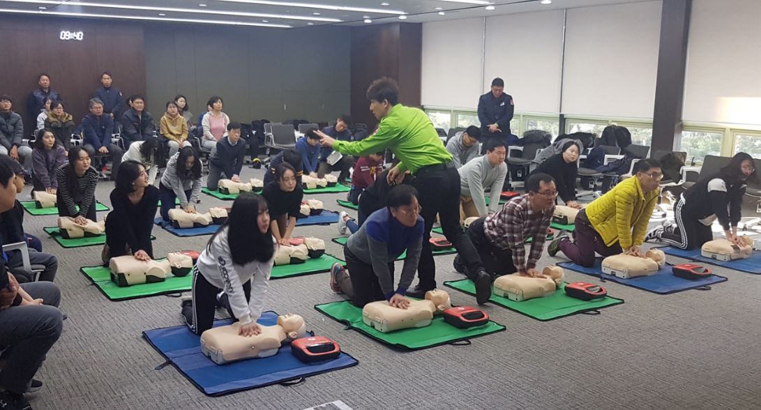 5일 경남은행에 따르면 경남은행은 지난 3일 본점 누리마당에서 '심폐소생술·화재예방 교육'을 실시했다.ⓒ경남은행