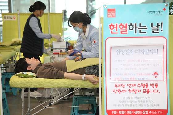 삼성전자 수원사업장(삼성디지털시티) 임직원들이 헌혈하는 모습. ⓒ삼성전자