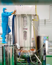SK케미칼이 경북 안동 L하우스에서 세포배양 탱크를 활용해 독감백신을 생산하고 있다.[사진=SK케미칼]