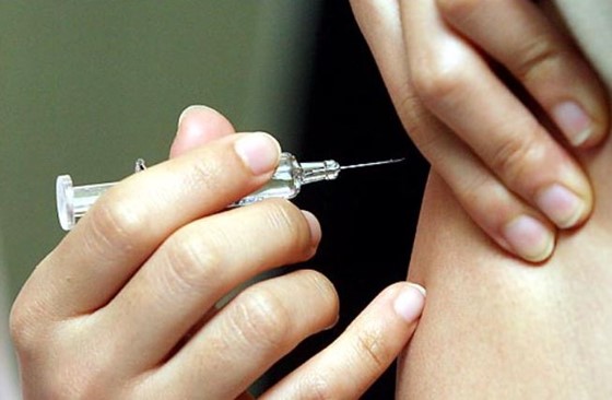 신종플루 유행 당시 서울 모처 대학병원에서 의료진들이 예방백신접종을 하고 있는 모습.ⓒEBN