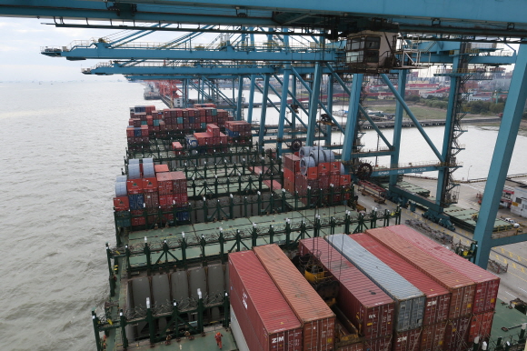 현대상선 컨테이너 선박이 상하이항에 정박해 있다.ⓒ현대상선