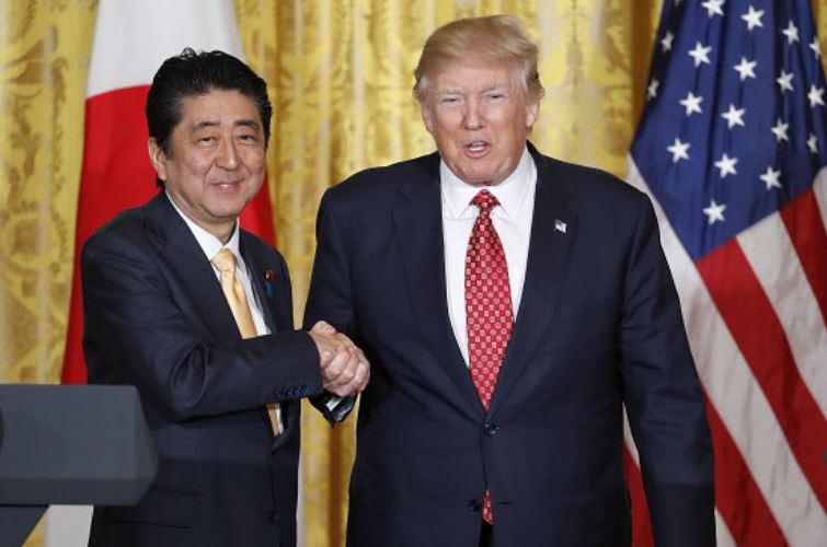 미국 트럼프 대통령(왼쪽)과 일본 아베 총리가 악수를 나누고 있다.ⓒ연합뉴스