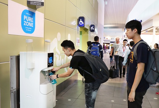  말레이시아 쿠알라룸푸르국제공항(Kuala Lumpur International Airport) 내 코웨이 정수기를 체험할 수 있는 'Pure Zone'에서 공항 이용객들이 코웨이 정수기로 정수한 깨끗한 물을 마시고 있다.[사진=코웨이]