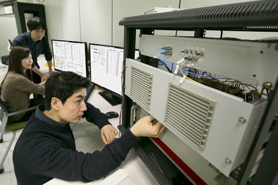 KT 직원들이 서울 서초구 우면동 연구소에서 일대다 양자암호통신 시범망을 활용한 기술 테스트를 하고 있다. ⓒKT