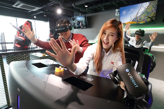 KT와 GS리테일이 3월 초 서울 신촌에 공동 오픈 예정인 도심형 테마파크 ‘VRIGHT’에서 모델들이 VR게임 기기들을 시연해 보이고 있다. ⓒKT