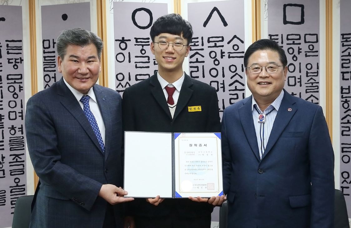 DGB대구은행은 대구교육청에서 우수한 성적으로 서울대에 입학하는 상인고등학교 박성욱 학생에게 장학금을 전달했다고 21일 밝혔다.ⓒ대구은행
