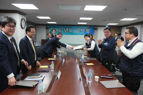 허인 KB국민은행장(사진 가운데 왼쪽)과 박홍배 KB국민은행지부 위원장(사진 가운데 오른쪽)이 악수하고 있는
 모습.ⓒKB국민은행지부