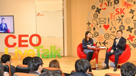 장동현 SK주식회사 사장이 주요 경영진과 구성원이 참석한 가운데 진행된 '2018 CEO 라이브 토크'에서 구성원 질문에 답변하고 있다. ⓒSK㈜ C&C