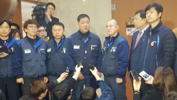 한국지엠 노조가 지난 20일 국회에서 ‘지엠자본 규탄 및 대정부 촉구’ 기자회견을 열었다.ⓒEBN