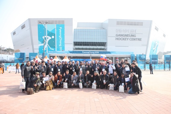 삼성중공업 '삼성 테크 펠로우십 데이(Samsung Tech Fellowship Day)' 행사에 참석한 선주사 및 선급 관계자들이 25일 2018 평창 동계올림픽 남자 아이스하키 결승전 관람에 앞서 기념촬영을 하고 있다.ⓒ삼성중공업
