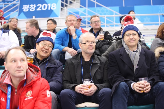 김경혁 삼성중공업 영업본부장(맨왼쪽)을 비롯한 선주사 및 선급 관계자들이 '2018 평창 동계올림픽 남자 아이스하키' 결승전을 관람하고 있다.ⓒ삼성중공업