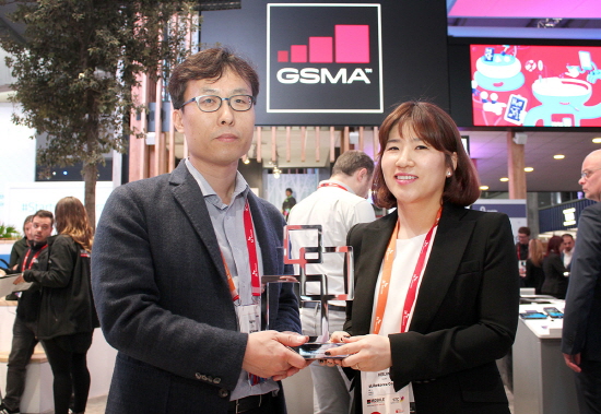 MWC 2018 부대행사로 26일 스페인 바르셀로나에서 열린 'GSMA 글로벌 모바일 어워즈'에서 SKT '라이브케어(Live Care)' 서비스가 '기업용 모바일 서비스 혁신상' 부문에서 수상했다.