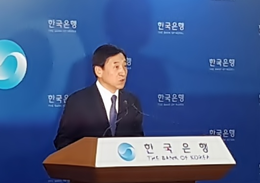 이주열 한국은행 총재가 27일 서울 세종대로 한은 본관에서 올해 두 번째 금융통화위원회(금통위) 본회의를 마친 후 기자간담회를 열고 발표하고 있다.ⓒEBN