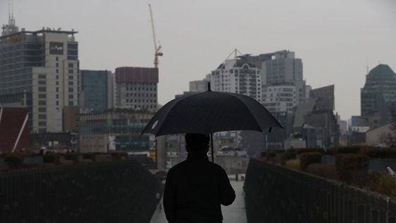 한 시민이 우산을 쓰고 걸어가고 있다.ⓒ연합뉴스