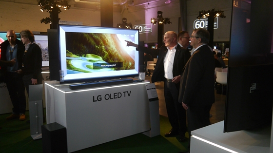 LG전자가 5일 서울 서초R&D 센터에서 2018년 LG TV 신제품 발표회'를 개최했다. 사진은 지난달 독일 쾰른에서 열린 'LG 로드쇼' 전시장 모습.ⓒLG전자