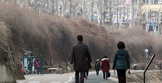 서울 서대문구 홍제천에서 시민들이 산책을 하고 있다.ⓒ연합뉴스